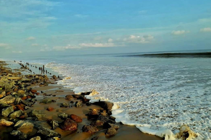 Shankarpur is a virgin beach located around 15 km from Digha. the beach surrounded by local fish boats and rows of tress giving visitors a view of picture postcard. there are also a few temples near Shankarpur beach. 