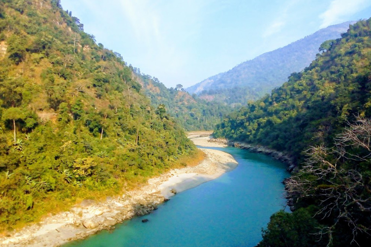 Nestled between the Teesta and Mahananda rivers on the foothills of the Himalayas in the Darjeeling district, it is a reserved forest area.