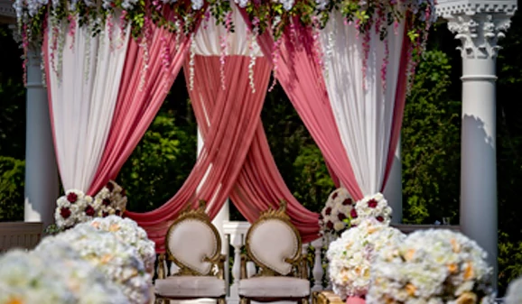 Picture-perfect banquet on the vibrant green lawn